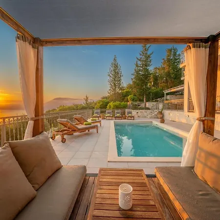 Luxury Fiscardo Walk - Heated Pool & Jacuzzi Vila *