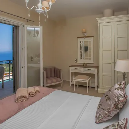 Luxury Fiscardo Walk - Heated Pool & Jacuzzi Villa