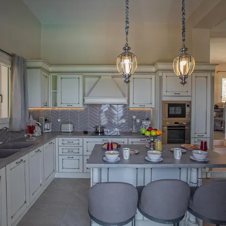 Luxury Above Emblisi , With Heated Pool ! Villa Fiskardo
