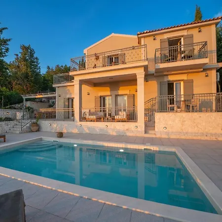 Luxury Fiscardo Walk - Heated Pool & Jacuzzi Villa
